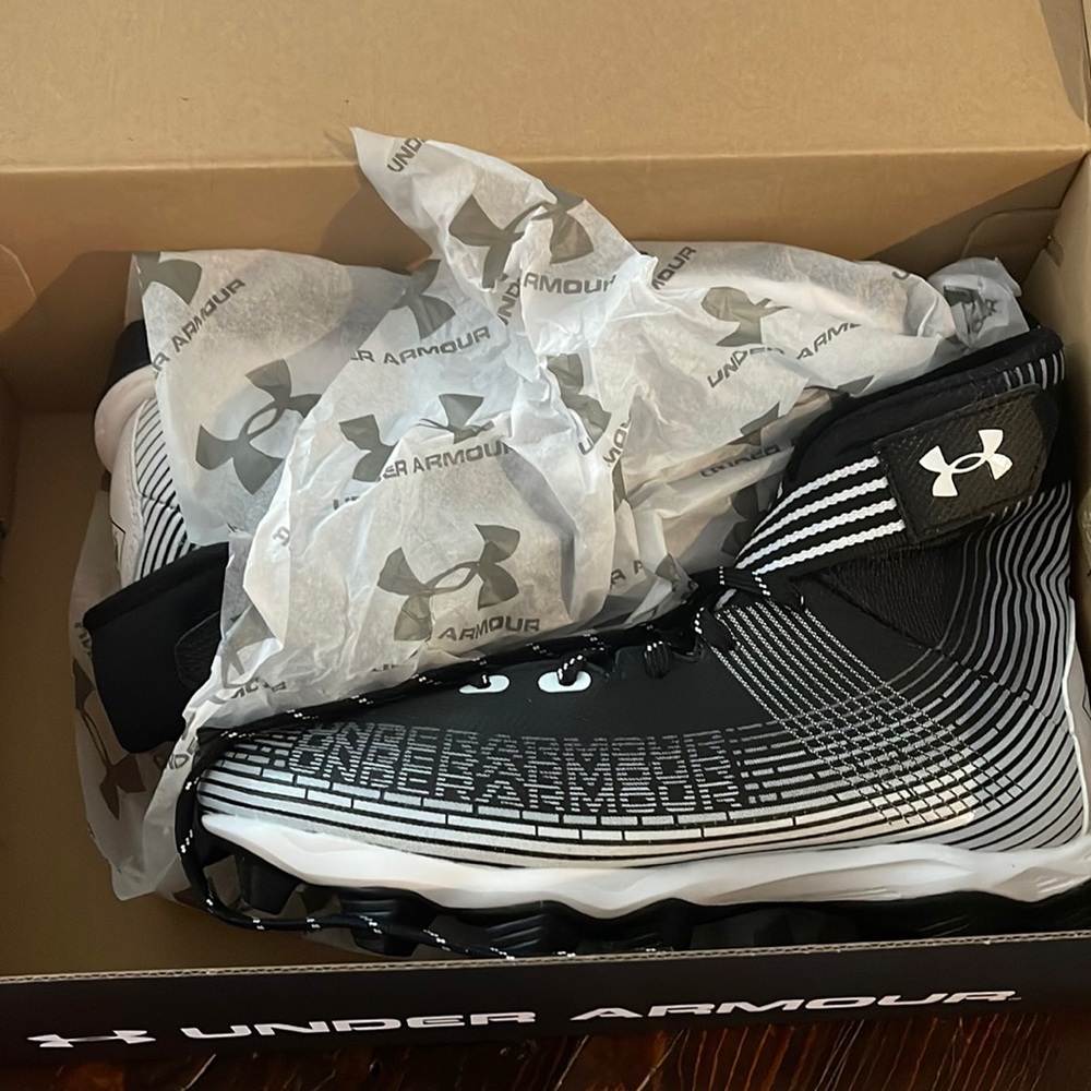 BNIB UnderArmour football cleats Youth 6